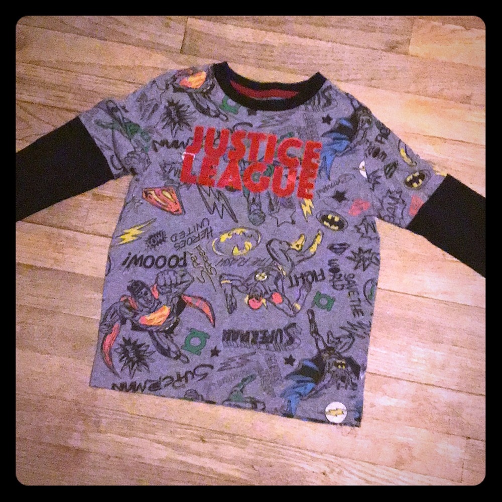 💚💚Boys Justice League size 6/7 shirt